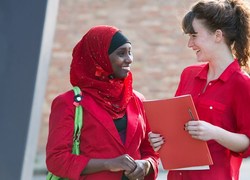 Normal_vrijwilliger-en-vluchteling