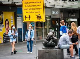 Dragen mondkapje verplicht op drukke plekken in Rotterdam en Amsterdam