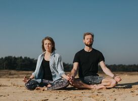 Happy with yoga: ‘Met yoga kun je zo diep gaan als je zelf wilt. Je werkt je aan je lichaam, ademhaling, zenuwstelsel én geest. Als je dieper gaat kom je in aanraking met spiritualiteit’